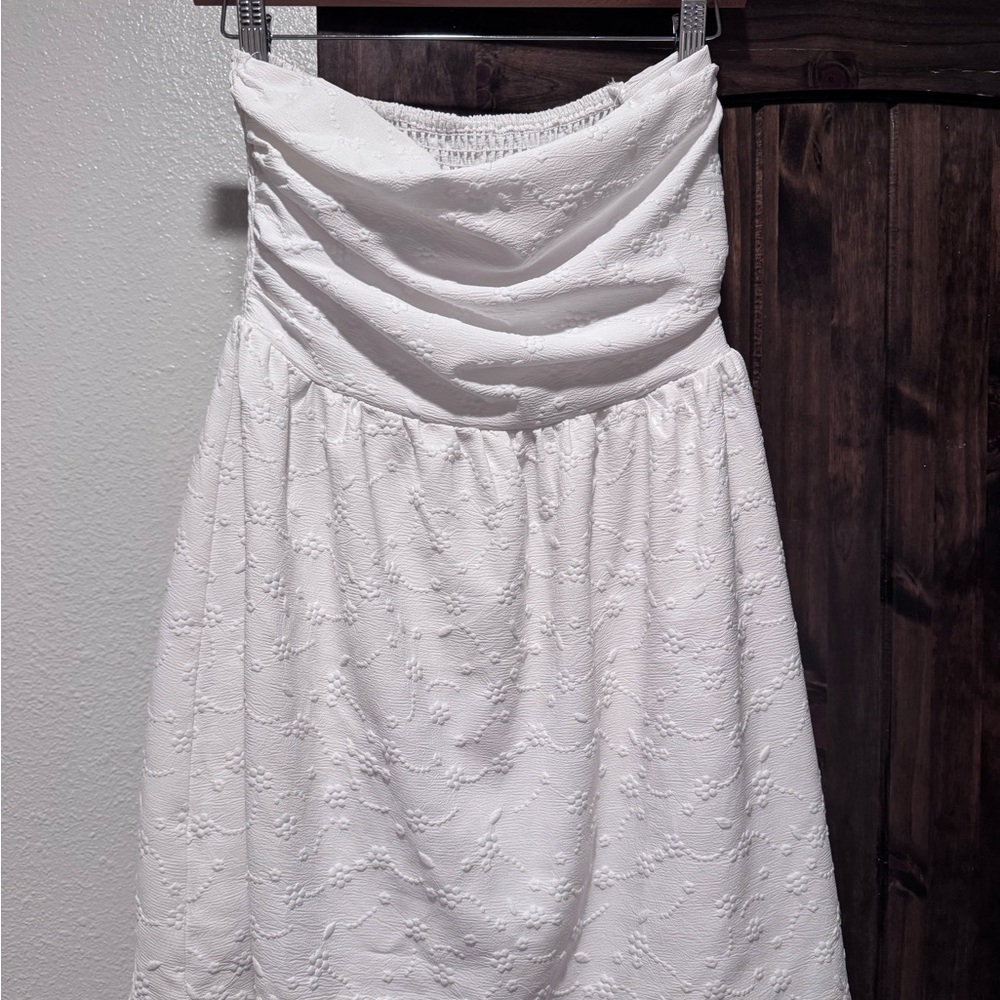 Elegant White Strapless Dress